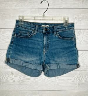 H & M medium wash denim shorts midrise Size 6